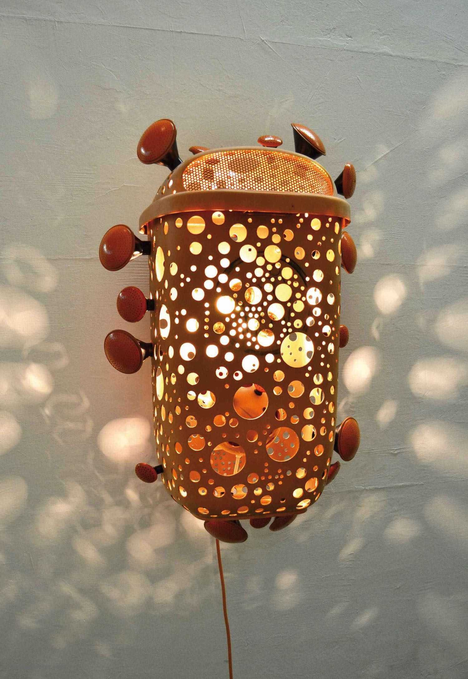 Urban-Hueter-Schönheit_kommt_von_Innen_2015_diverse_Materialien_60x90x60