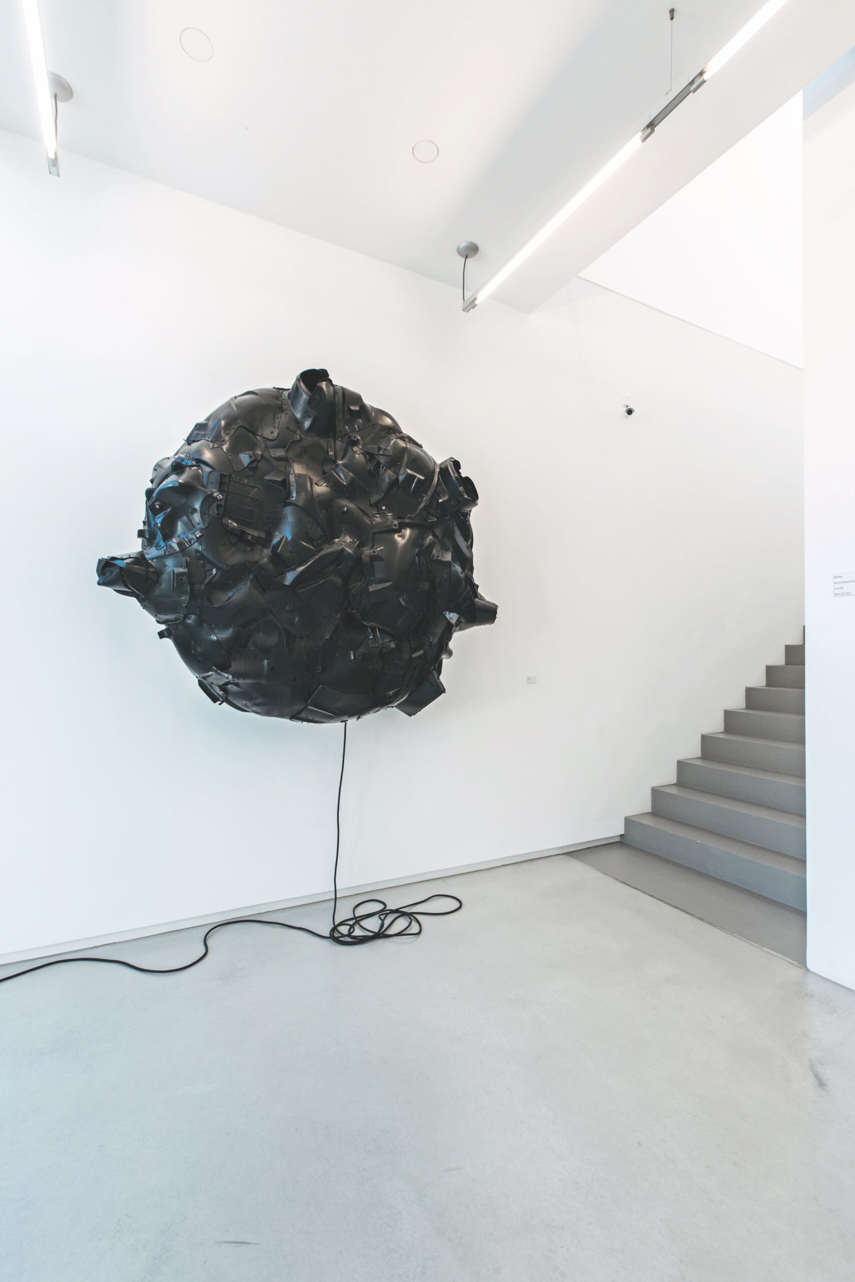 entity/ black crust   2015, Kunststoff, Holz, Aluminium, 160 x 165 x 48 cm