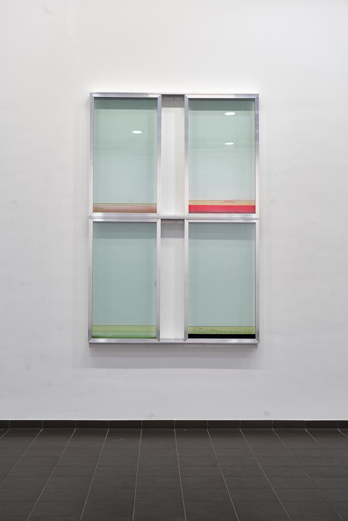 window II/ there's no place like home   2019, Aluminium, Glas, Gummi, Flüssigkeiten, 150 x 240 x 13 cm