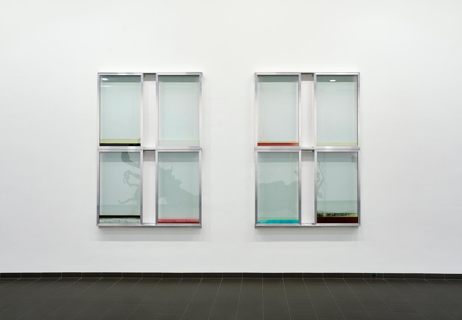 window I/ there's no place like home   2019, Aluminium, Glas, Gummi, Flüssigkeiten, 370 x 240 x 13 cm