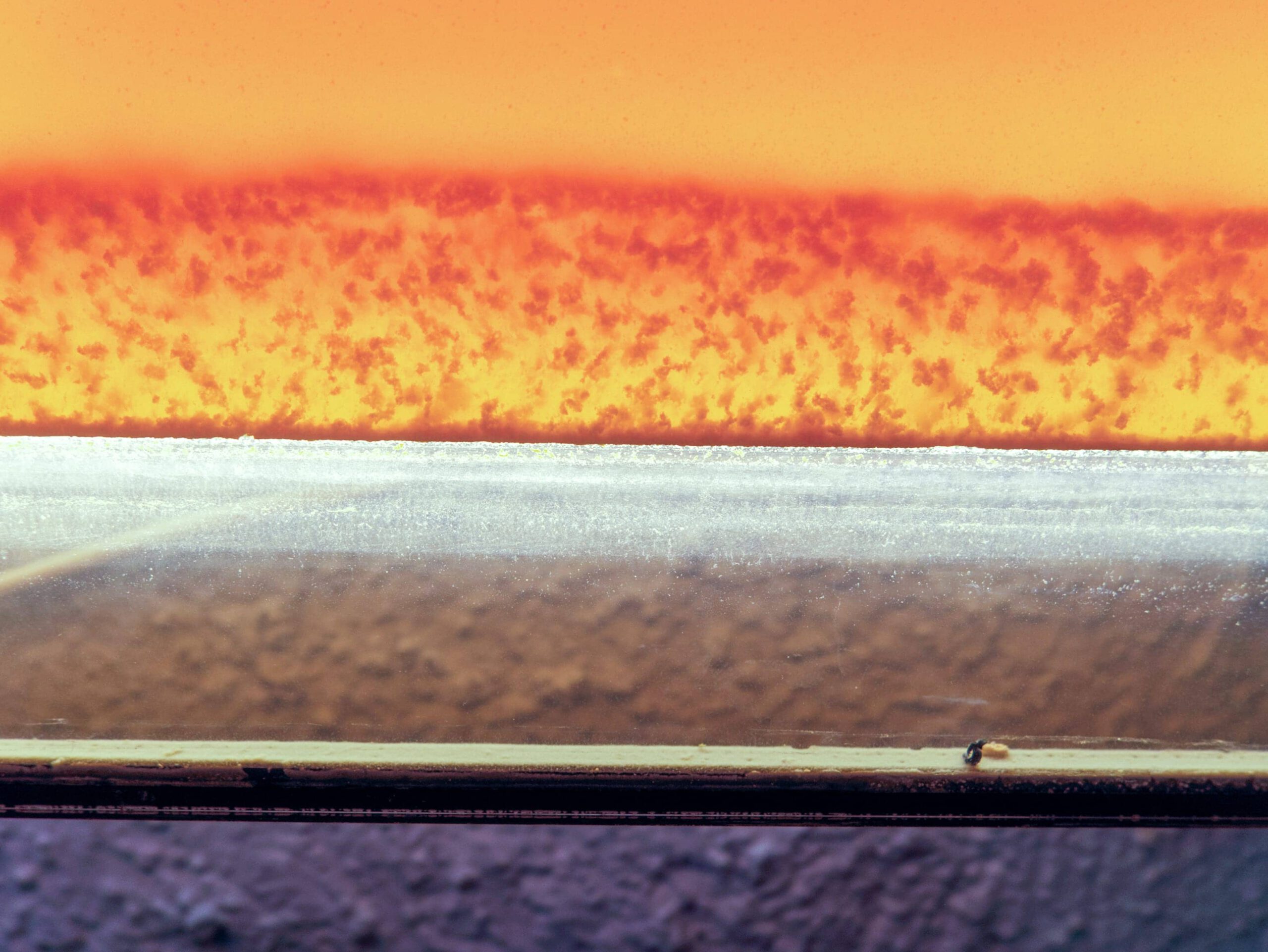 Detail: Stratification III   2019, Glas, Leuchtmittel, Stahl, Wasser, Honig, Pigment, Spülmittel, Öl
