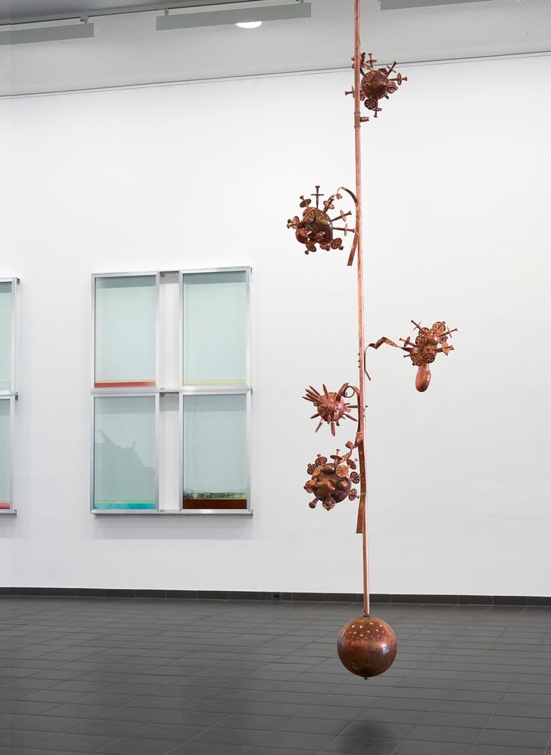 pole/ there's no place like home   2019, Spielzeuge, Kupfer, Motor, Kette, 400 x 85 x 80 cm