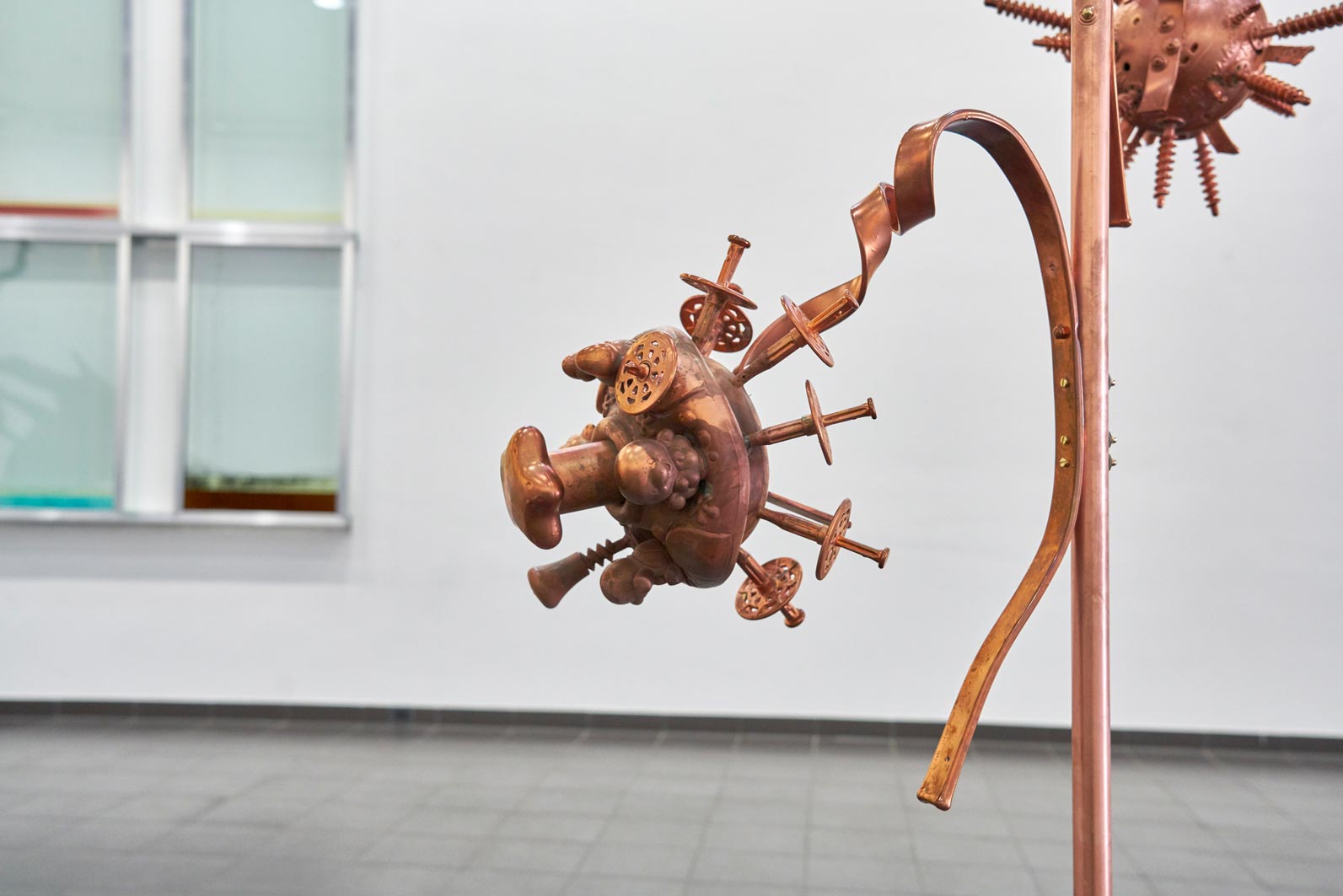 Detail: pole/ there's no place like home   2019, Spielzeuge, Kupfer, Motor, Kette, 400 x 85 x 80 cm