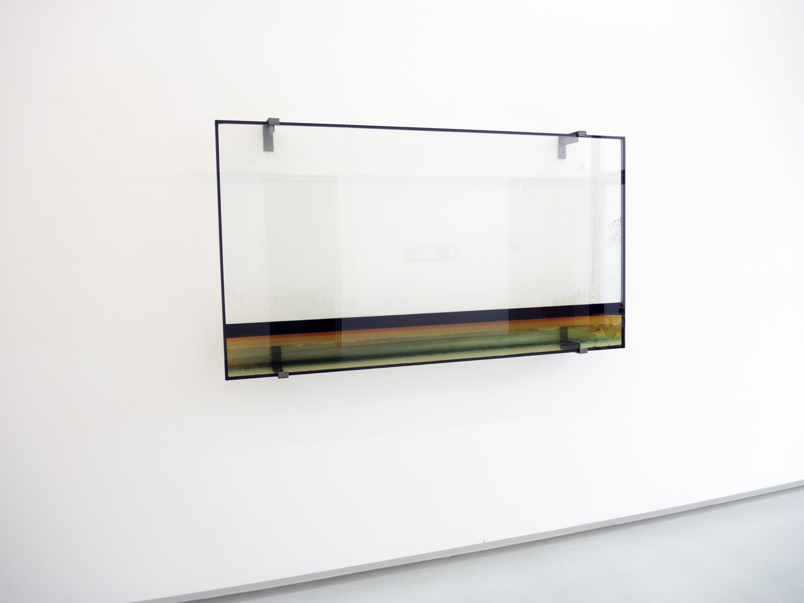 Stratifikation   2018,  Flüssigkeiten, Glas, Stahl, 210 x 90 x 12 cm